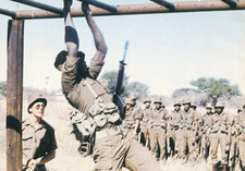 South West African Territorial Forces SWATF in 'Südwestafrika/Namibia Heute': Körperliche Fitness war auch 1980 Programm. Der Infanterie kam die Hauptrolle im Buschkrieg zu.