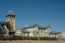 Das Woermannhaus in Swakopmund beherbergt heute eine Bibliothek und die Woermannhaus Gallery der Swakopmunder Kunstvereinigung. Ansicht von 2006.