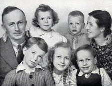 Die Kinderfarm. Ernst Ludwig Cramer mit seiner Frau Blondel und seinen Kindern.