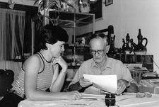 Fritz Metzger und seine Tochter Wilma, die einen Teil der Illustrationen in der 1988er Auflage seines Buches 'Naro und seine Sippe' anfertigte.