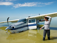 Cessna 210 in Etoscha-Pfanne, Namibia notgelandet.