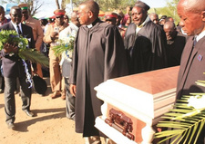 Beerdigung des Bischofs Azaria Kamburona am 11.01.2015 auf dem Häuptlingsfriedhof der Ovaherero in Okahandja.