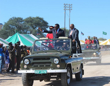Namibia: Hage Geingob kündigt Landreform per Landenteignung und Quotenregelung NEEEF an. Im Bild bei der Einfahrt in Rundu, anläßlich der Feier zum 27. Unabhängigkeitstag. Foto: Nampa