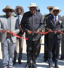 Namibias Vizeminister für öffentliche Arbeiten und Transport, James Sankwasa (Mitte), hat am 31.05.2018 die neue Schotterstraße zwischen Epato und Onaushe (Omusati-Region) eingeweiht und eröffnet. Foto: Mathias Nanghanda/Nampa