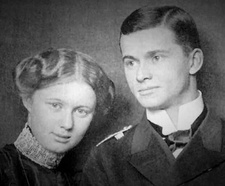 Hans Paasche (1881-1920) war ein deutscher Marineoffizier in Deutsch-Ostafrika und späterer Pazifist. Hier mit seiner Ehefrau Ellen Witting.