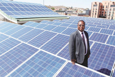 Weiteres Photovoltaik-Projekt in Namibia realisiert. Bild: NamPower-Geschäftsführer Paulinus Shilamba. Foto: Tanja Bause