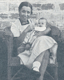 Blondine 'Blondel' Cramer (1902-1996), geborene Forster, war die Ehefrau von Ernst Ludwig Cramer und Farmerin auf Farm Rogers. Hier mit Töchterchen Edda, um 1935.