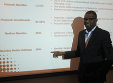 Namibias Wirtschaftsexperten, hier Stimulus-Chef Josephat Mwatotele, teils optimistisch. Foto: Augetto Craig