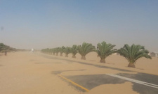 Ostwind lähmt die Küste Namibias: Sandverwehungen auf der B2-Fernstraße in Richtung Walvis Bay. Foto: West Coast Safety Initiative (WCSI)