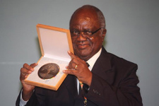 Hifikepunye Pohamba erhält Mo Ibrahim Prize for Archievement in African Leadership.  Foto: Joseph Nekaya, Nampa