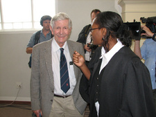 Mike Campbell am 28. November 2008 im Gerichtssaal des SADC-Tribunals in Windhoek - erfreut über den Ausspruch zu Gunsten der Kläger. In Simbabwe waren er und seine Familie erneutem Terror durch das Mugabe-Regime ausgesetzt.