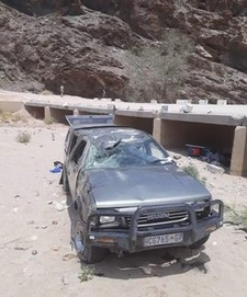 Fünf Namibia-Touristen aus den Niederlanden haben einen Sturz von einer Rivierbrücke am Gaub-Pass überlebt.