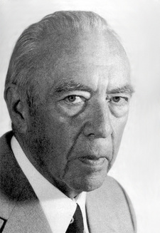 Professor Dr. Heinrich Karl Walter (1898-1989) war ein deutsch-russischer Geobotaniker und Ökologe.