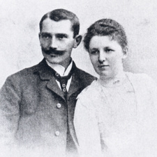 Die Deutsche Else Sonnenberg (1876-1967) betrieb zwischen 1903 und 1904 Handel am Waterberg, Südwestafrika. Hier mit Ehemann Gustav Sonnenberg.