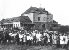 Cleo Lotz, die Tochter von Heinrich Lotz, besuchte die Deutsche Schule Swakopmund im Jahr 1923 bis zur Rückkehr der Familie nach Deutschland.