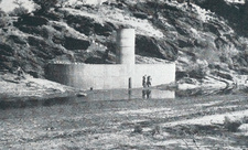 Pegelturm im Dammgebiet Gammams II bei Windhoek, Oktober 1961. Die ersten Anlagen dieser Bauart waren mit Schwimmpegeln ausgerüstet. Foto: Dr. Otto Wipplinger.