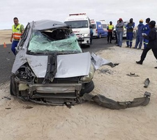Auf dem kürzlich in Namibia eröffneten Abschnitt der neuen, hinter den Dünen zwischen Swakopmund und Walvis Bay entlang führenden Asphaltstraße, ist der erste Unfalltote zu beklagen.