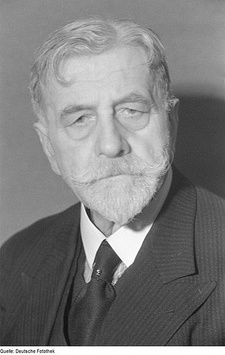 Dr. Wilhelm Külz (1875-1948) war ein deutscher Verwaltungsrechtler, Politiker und Autor über Deutsch-Südwestafrika.