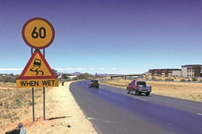 Zur Sicherheit der Autofahrer warnt ein neues Verkehrsschild in bestimmten Regionen Namibias vor Rutschgefahr. © Tanja Bause