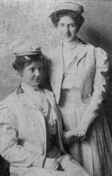 Hertha Brodersen-Manns (1891-1959) war eine deutsche Stenotypistin und Kontoristin in Südwestafrika. (rechts, stehend, 1906)