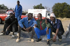 Namibias Public Employment Services (PES) klamm und überfordert: Auf einen Beamten kommen 2800 namibische Jobsuchende. Foto: Arbeitslose Männer in Namibia.