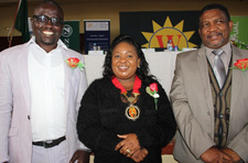 Namibia: 227 Arbeitslose über Women’s Action for Development (WAD) qualifiziert. Bild: (v.l.) WAD-Geschäftsführer Salatiel Shinedima, die Vize-Bürgermeisterin von Keetmanshoop, Hilia Titus, und Petrus Titus vom Bildungsministerium Namibias. Foto: Nampa