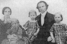 Franz Heinrich Vollmer (1919-1867) war ein Missionar der Rheinischen Mission, ein Kenner der Nama-Sprache und Autor. Auf dem Bild mit seiner Ehefrau und den Töchtern Pauline, Mathilde und Christine (v.r.) Foto: 1859