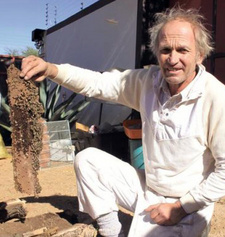Roland Graf zu Bentheim ist der einzige Berufsimker Namibias. In seinem Leben dreht sich alles um die Biene, Honig und die Imkerei.