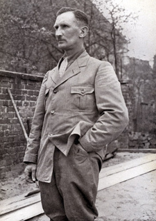 Diese Aufnahme zeigt Wilhelm Mattenklodt, vermutlich in der Zeit nach 1919, in Deutschland.