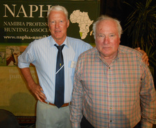 Strategiewechsel bei Namibia Professional Hunting Association (NAPHA). Präsident Kai-Uwe Denker (l.) und Gastredner Michael Sabbeth (USA). Foto: Stefan Fischer