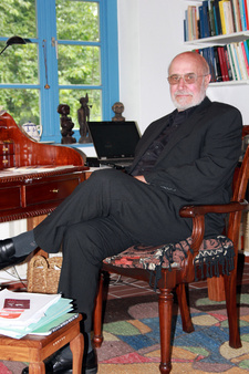 Prof. Dr. Manfred O. Hinz ist ein deutscher Professor für Öffentliches Recht, Politische Soziologie und Rechtssoziologie.
