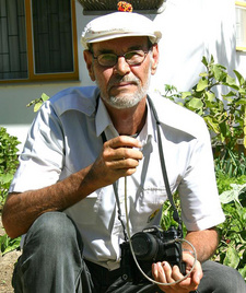 Sakkie Rothmann (1943-2015) war ein namibischer Reiseleiter und Autor landes- und naturkundlicher Bücher.