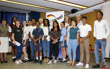 Wie Schüler aus Namibia Deutschland erleben: Schüler, Lehrer und Botschafter bei der Rückkehr der Austauschschüler in Windhoek. Foto: Deutsche Botschaft