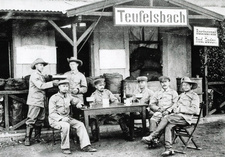 Fotografische Erinnerungen an Deutsch Südwestafrika, Band 2, von Bernd Kroemer. Einberufung von Reservisten bei Kriegsausbruch in Swakopmund (1914).
