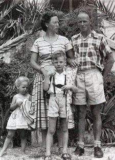 Konrad 'Konnie' Zander (1920-2009) war ein deutscher Farmer in Namibia und Eigentümer der Farmen Katemba und Namatanga. Bild: Mit Ehefrau Ilse und Kindern Erhard und Alheide.