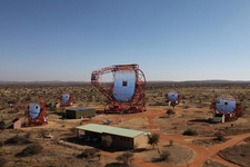H.E.S.S.-Teleskope in Namibia erforschen schwarzes Loch im Zentrum der Milchstraße.