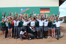 Die heimkehrenden Schüler aus Bielefeld wurden am 17.03.2016 herzlich von ihren Klassenkameraden in Namibia verabschiedet. Foto: Bianca Ahrens