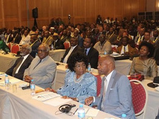 In seiner Eröffnungsrede betonte Präsident Hage Geingob, daß Namibias Verfassung zwar eine vergütete Landenteignung erlaube, in diesem Falle aber die Rechtsstaatlichkeit gewahrt werden solle. Foto: AZ