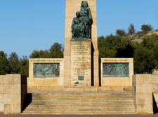 Detail des Women's Memorial Monument / Vrouemonument in Bloemfontein: Die von Anton von Wouw nach Skizzen von Emily Hobhouse geschaffenen zentrale Bronzegruppe zeigt zwei trauernde Frauen mit einem sterbenden Kind.