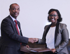 Für Air Namibia und Ethiopian Airlines unterzeichneten das Codesharing-Abkommen Gima Shiferaw (Ethiopian Airlines, l.) und Ellaine Priscilla Samson (Air Namibia, r.). Foto: Air Namibia