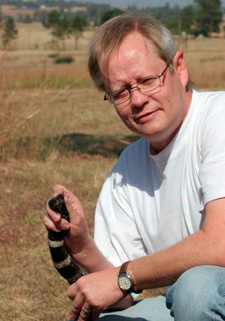 Graham Alexander ist ein südafrikanischer Professor, Schlangenexperte und Autor.