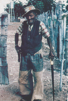 Ou Koppie, Farmarbeiter auf Farm Nungubais, war ein väterlicher Freund der Kinder- und Jugendjahre von Udo Hermann Weck. Eine Geschichte aus: Momentaufnahmen aus der Vergangenheit Namibias, Band 4